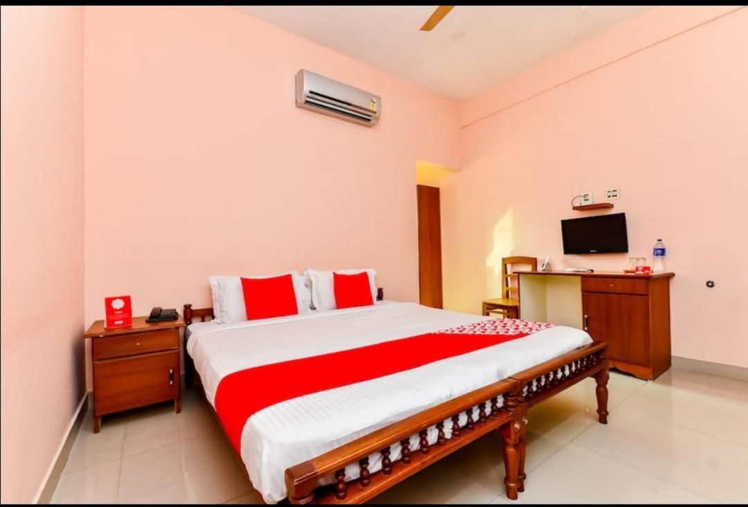 Hotel Thomson Regency à Alwaye Extérieur photo