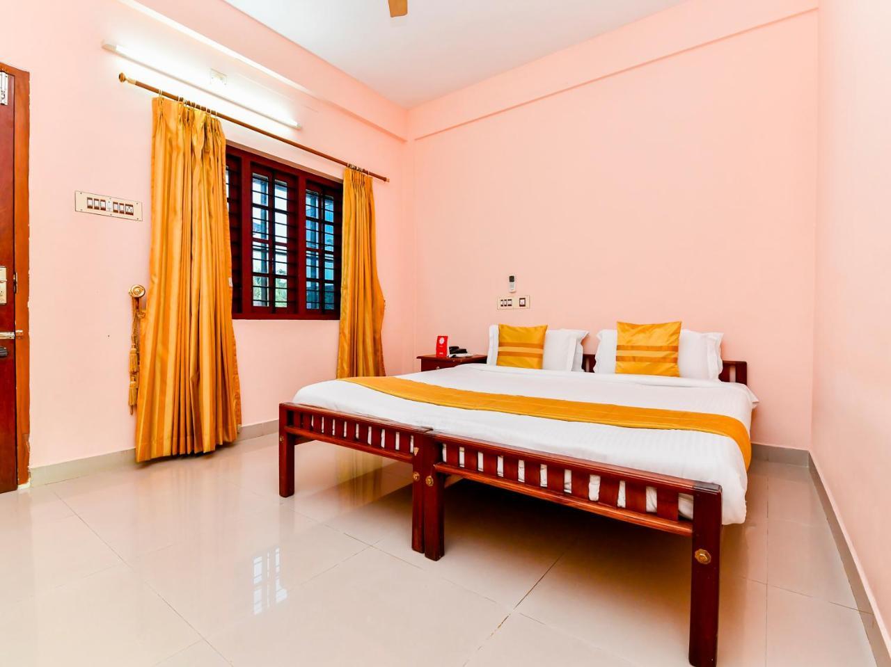 Hotel Thomson Regency à Alwaye Extérieur photo